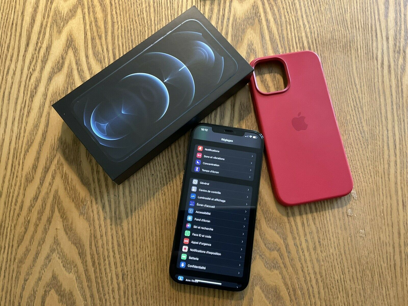 Apple iphone 12 pro max avec sa coque d'origine Apple, excellent état.