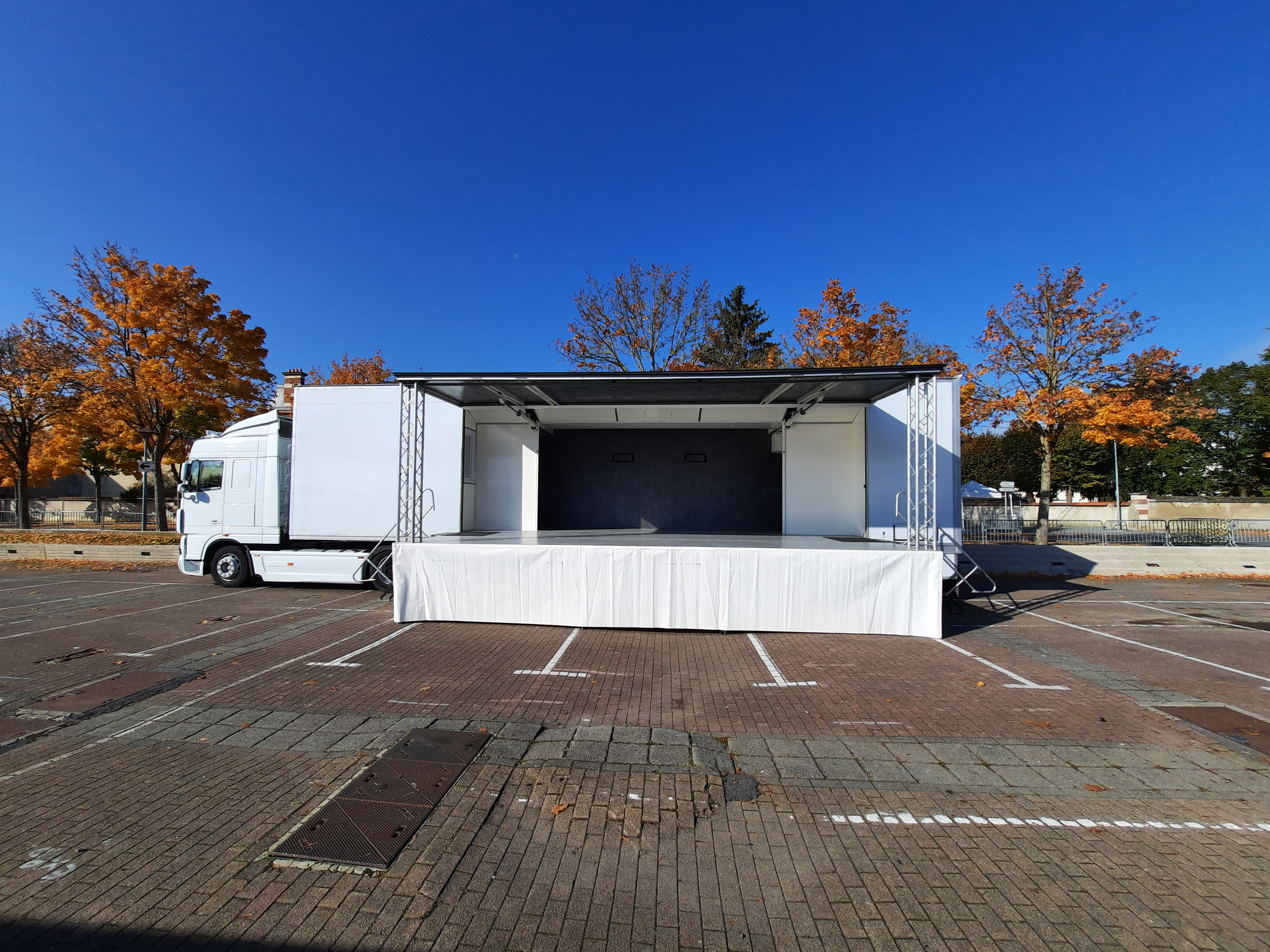 Offre semi podium pour événements