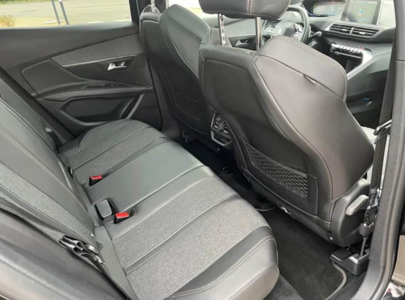 Vends Peugeot 3008 GT Line S&S EAT8 130 chevaux. Noir