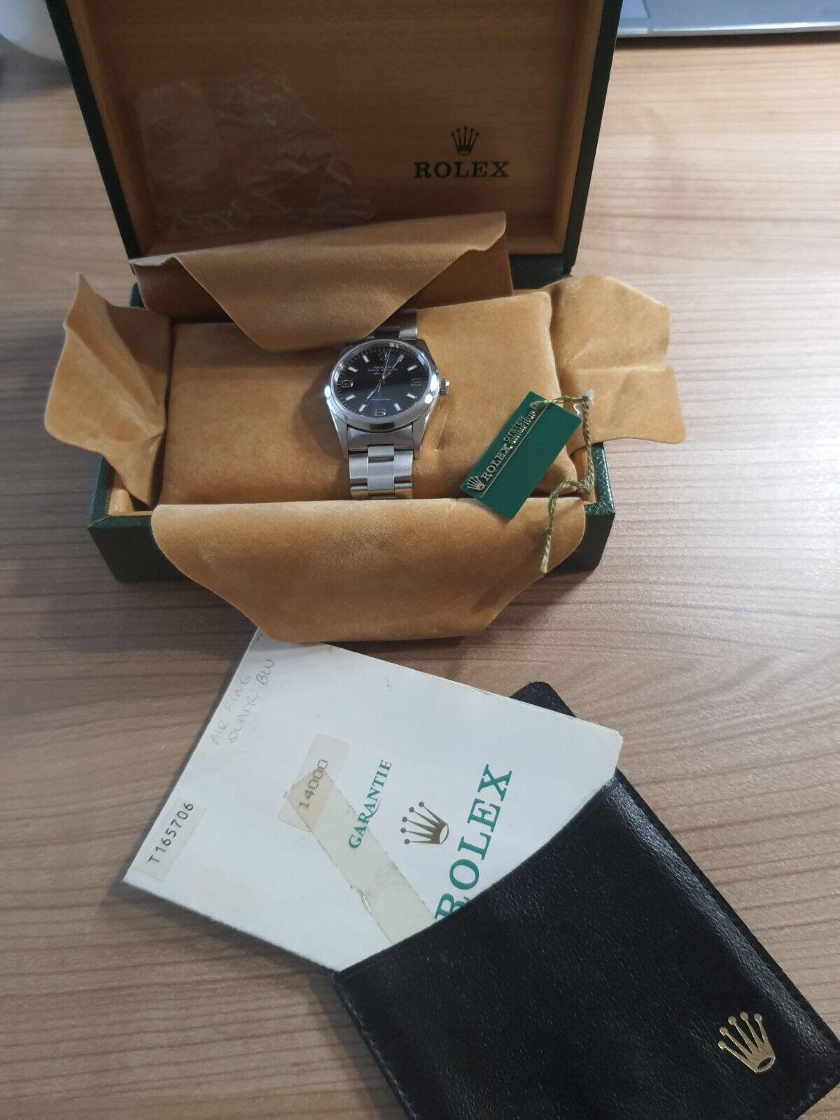 Rolex neuve avec tout ses accessoires