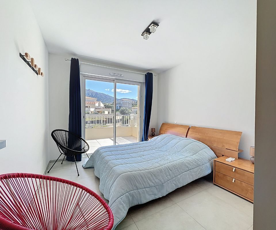 NOUVEAUTE ! T2 Lumineux et entièrement climatisé dans la marina de Sant' Ambroggio L05 - Miniature 2