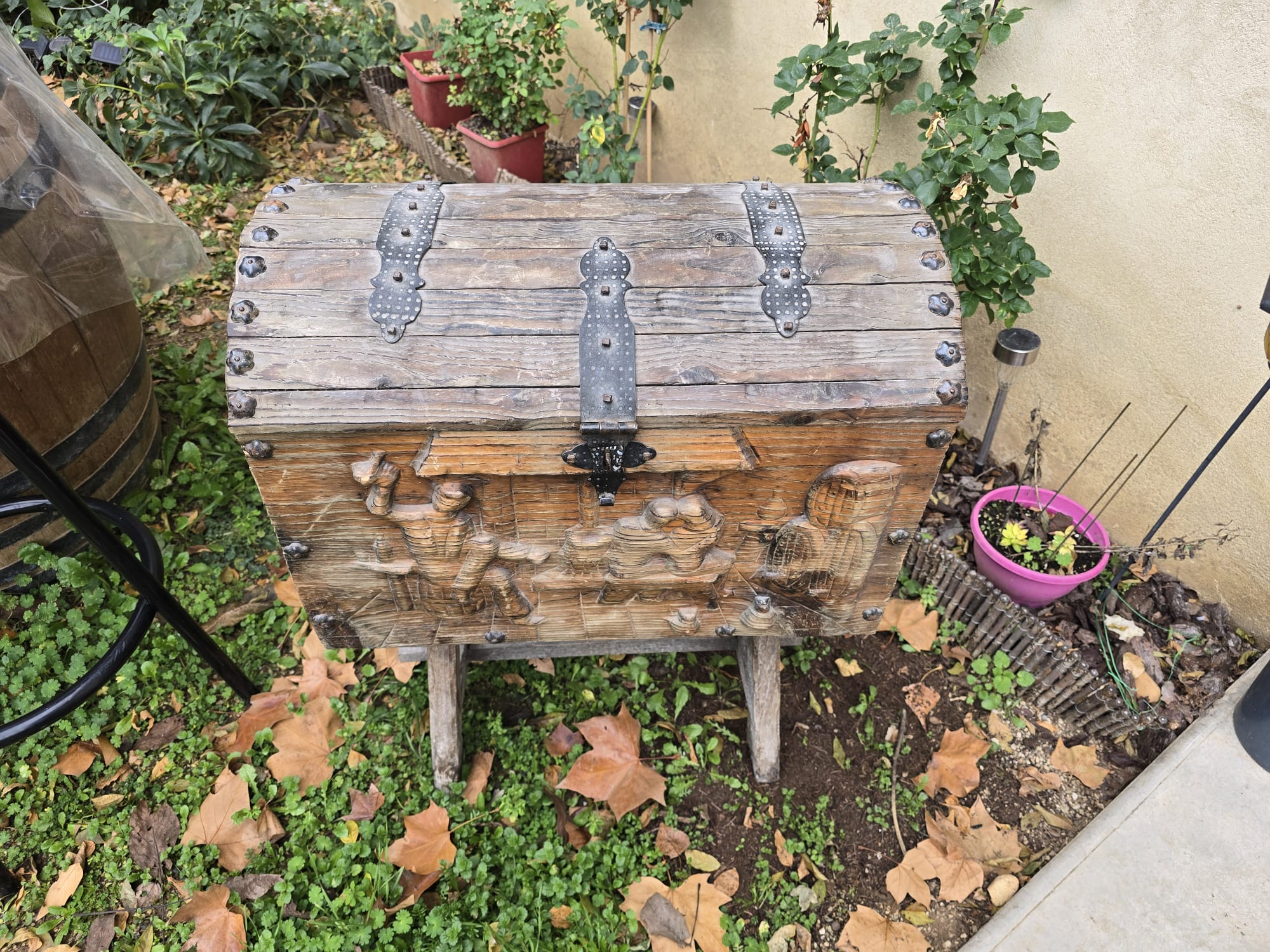 Coffre centenaire en bois massif - Miniature 2