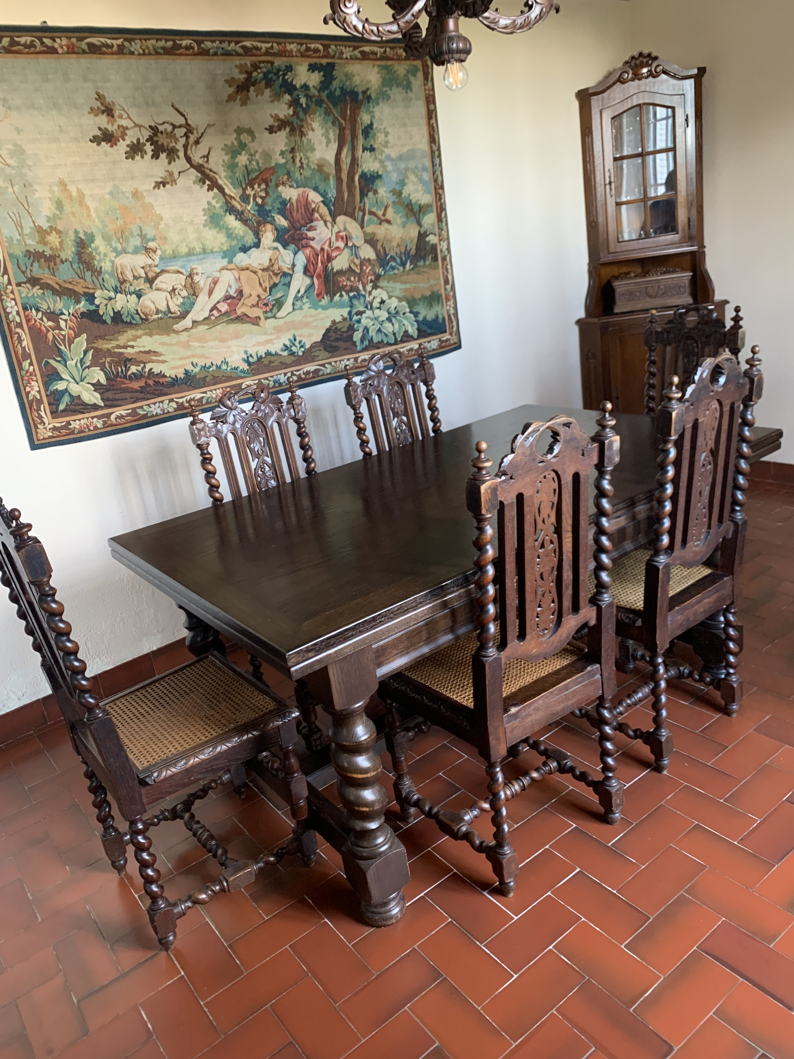 Table en bois massif et lustre élégants