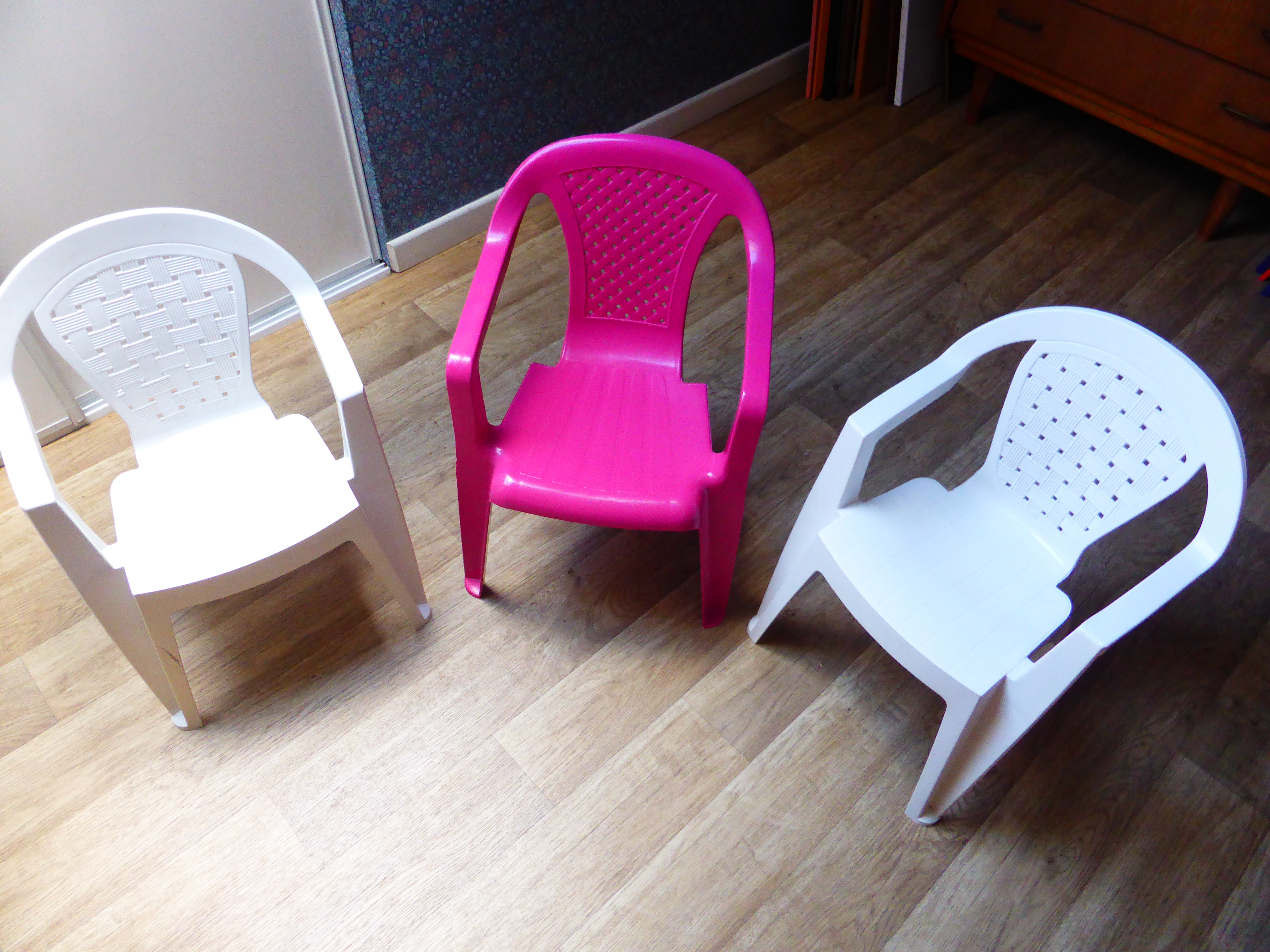 CHAISE ENFANTS de couleurs differentes