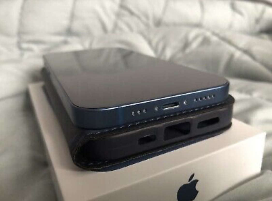 Apple iPhone 13  5G- 128 Go acheté chez Apple 18/12/2022