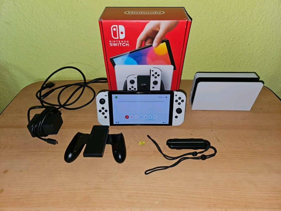 Console Nintendo Switch OLED blanche et carte mémoire 256 Go