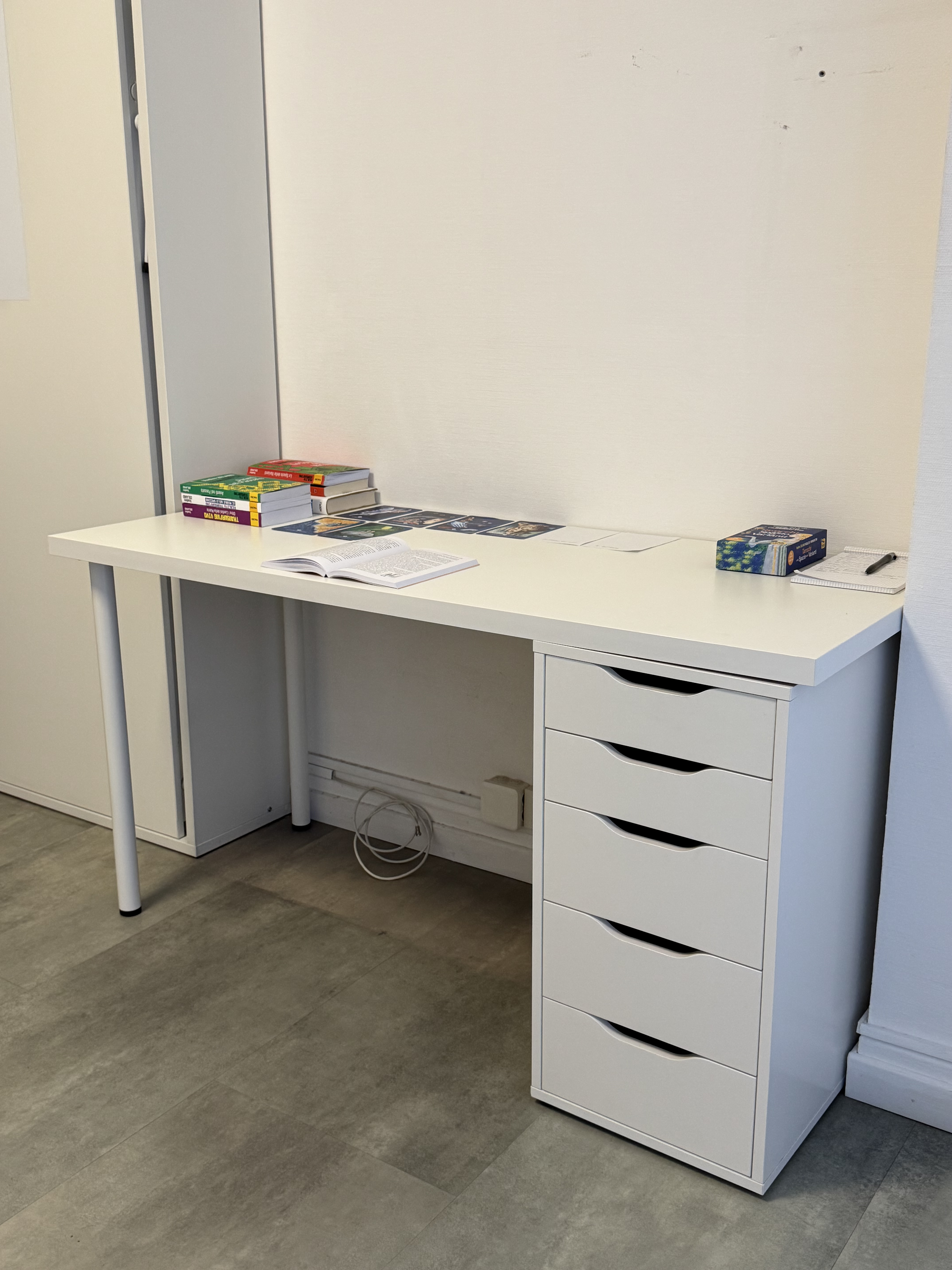 Bureau compact avec caisson de tiroirs