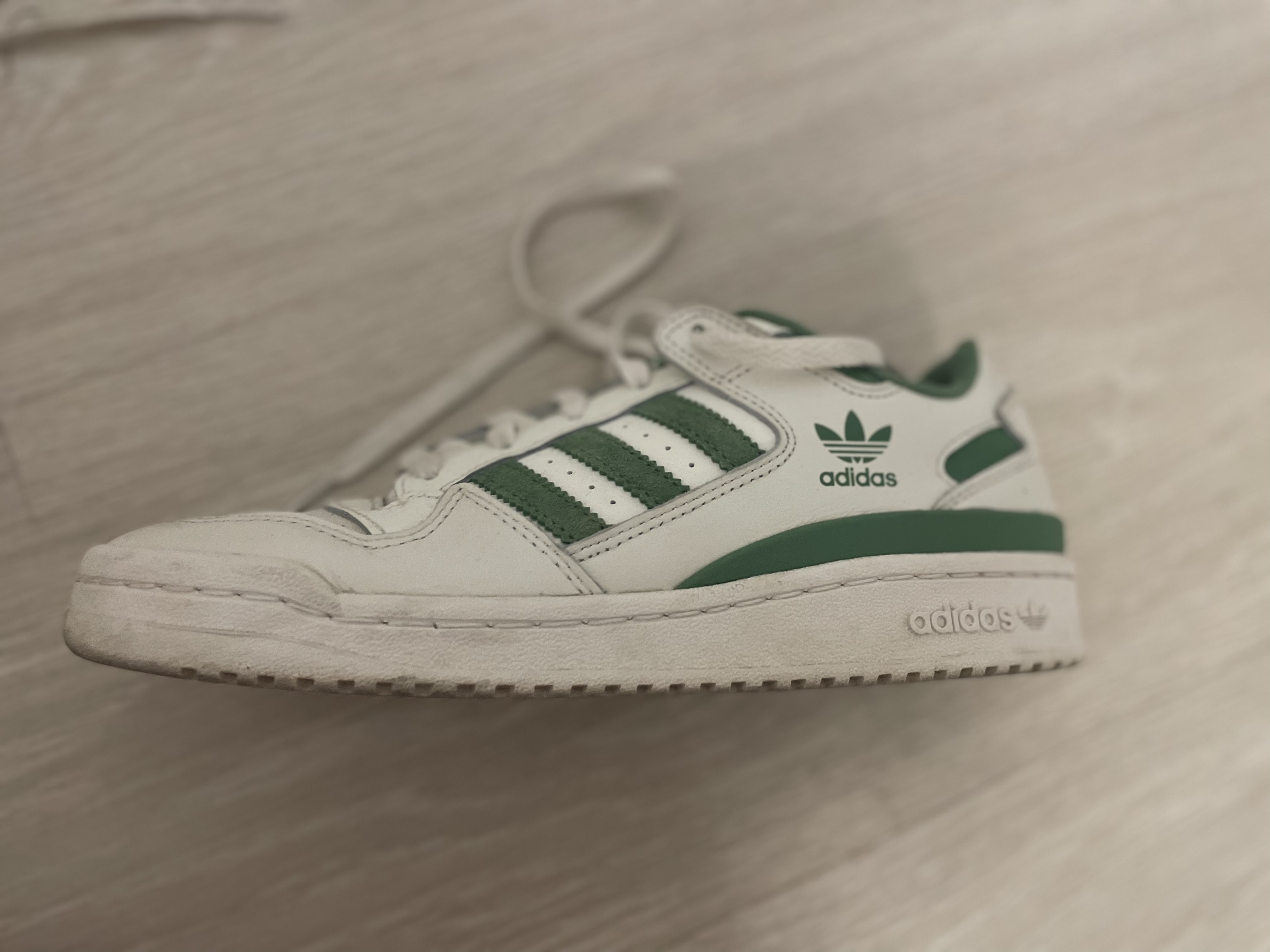 Une paire de chaussures Adidas pour femme.