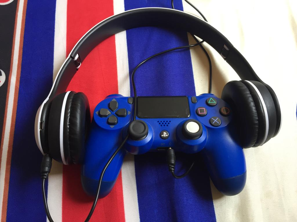 Vente de PS4 slim non craqué avec deux manettes et une casque a écouter - Miniature 3