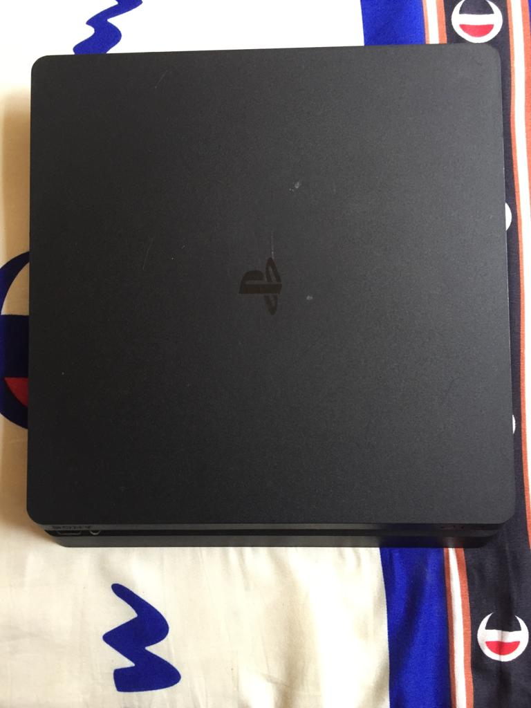 Vente de PS4 slim non craqué avec deux manettes et une casque a écouter