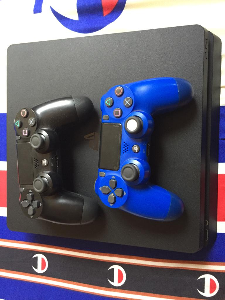 Vente de PS4 slim non craqué avec deux manettes et une casque a écouter - Miniature 2