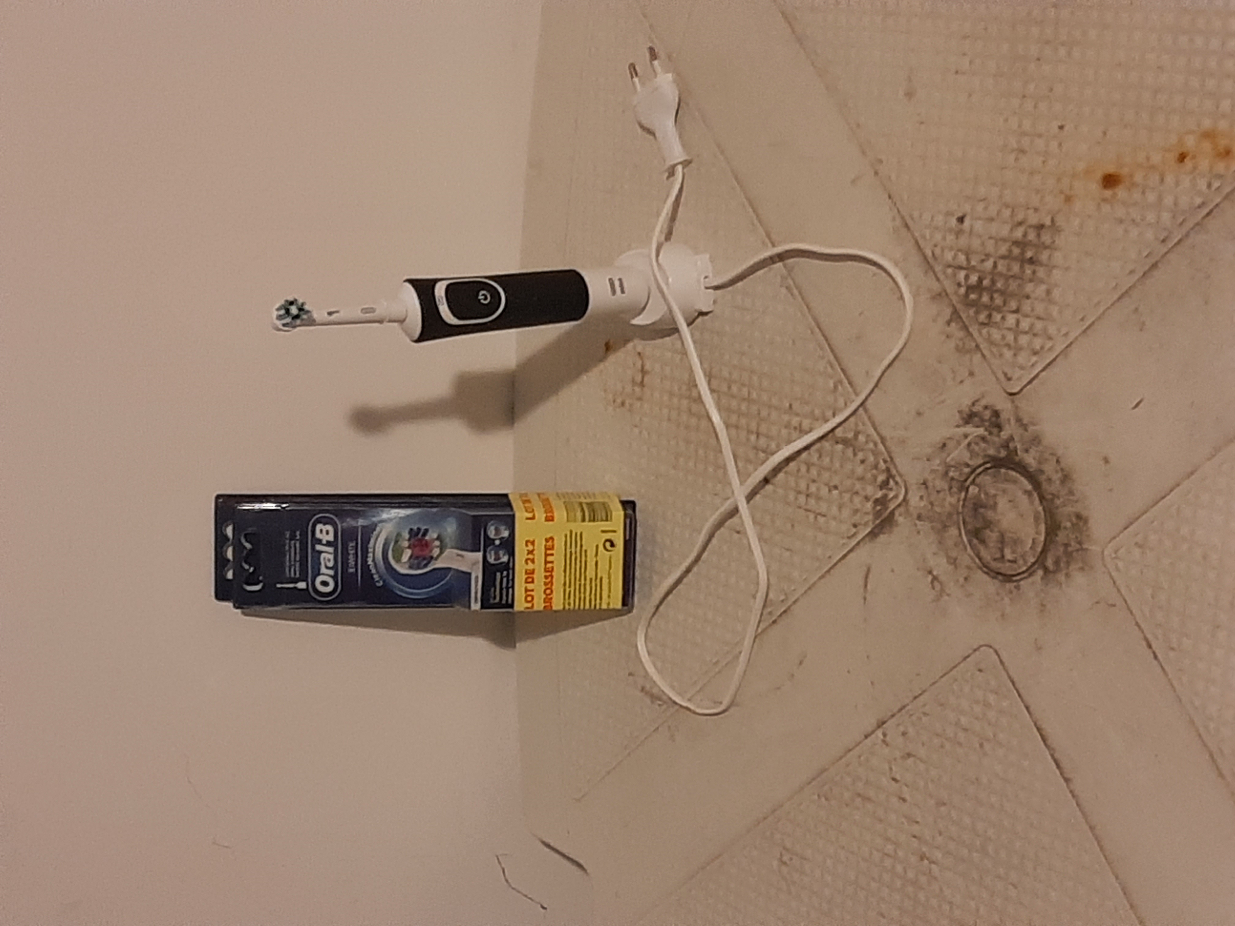 je vends une brosse à dents électrique avec cartouche lot 2×2
brossttes