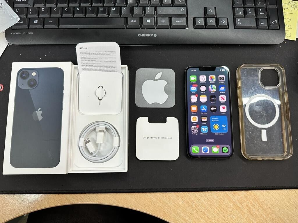 Apple iPhone 13 - 128GB - Midnight (Unlocked) - With Accesories and Box