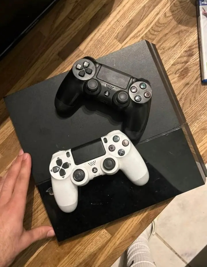 Console de jeux Playstation station 4 - Miniature 2