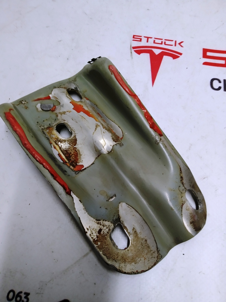 Verre de connecteur de montage quart avant gauche sur longeron gauche Tesla  1069425-S0-A