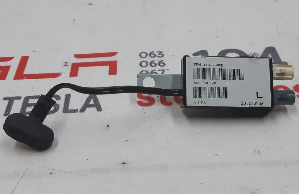 Amplificateur d'antenne FM2 - NA EU APAC (gauche) Tesla  1004793-00-B