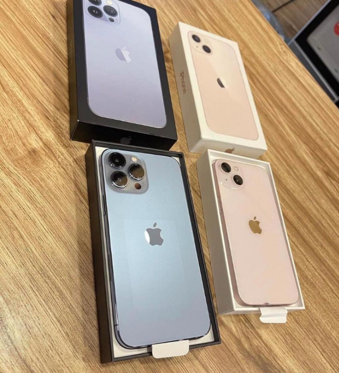 IPhone 12 Pro Max et 13 pro 256GB Pacific Blue et berge