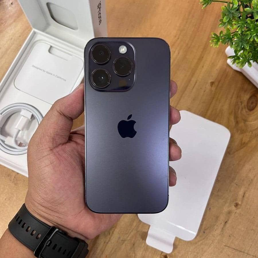 À iPhone 14 pro max état nickel