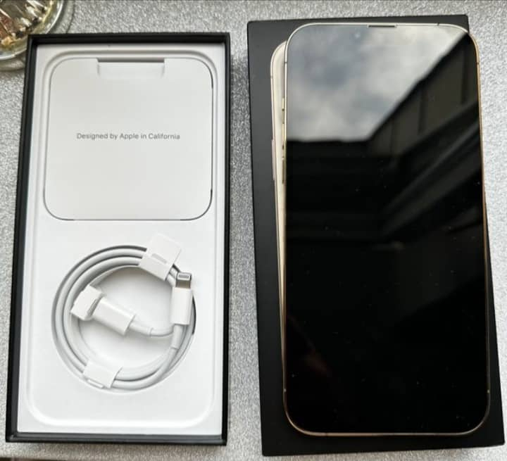 IPhone a vendre en bonne état - Miniature 2