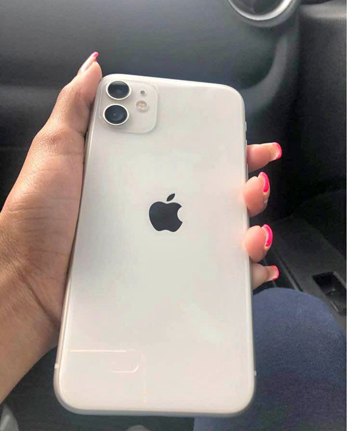 iPhone 11 blanc avec boîte et accessoires