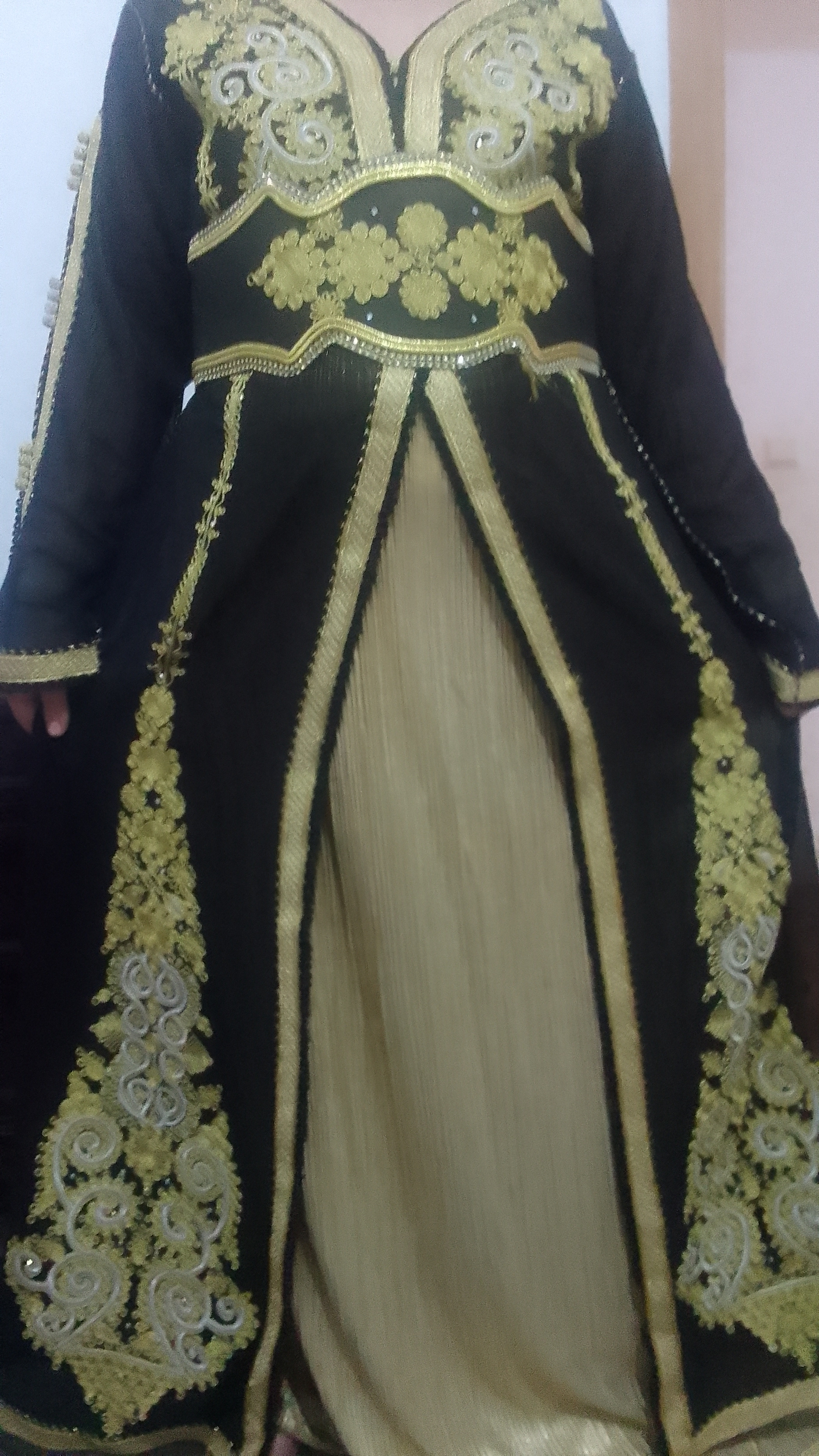 Caftan chic noire doré deux piece avec cienture