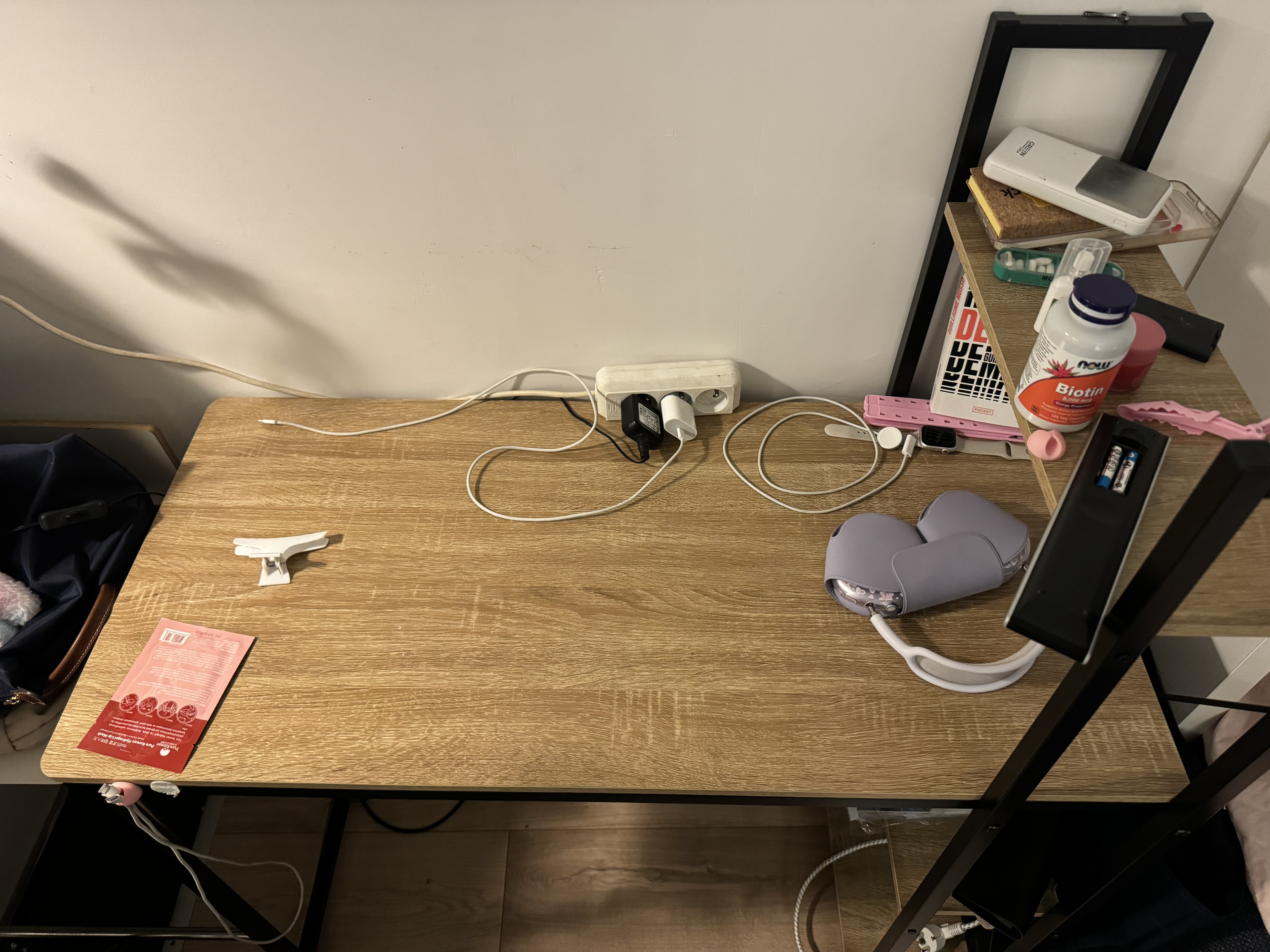 Bureau de travail avec étagères de rangement