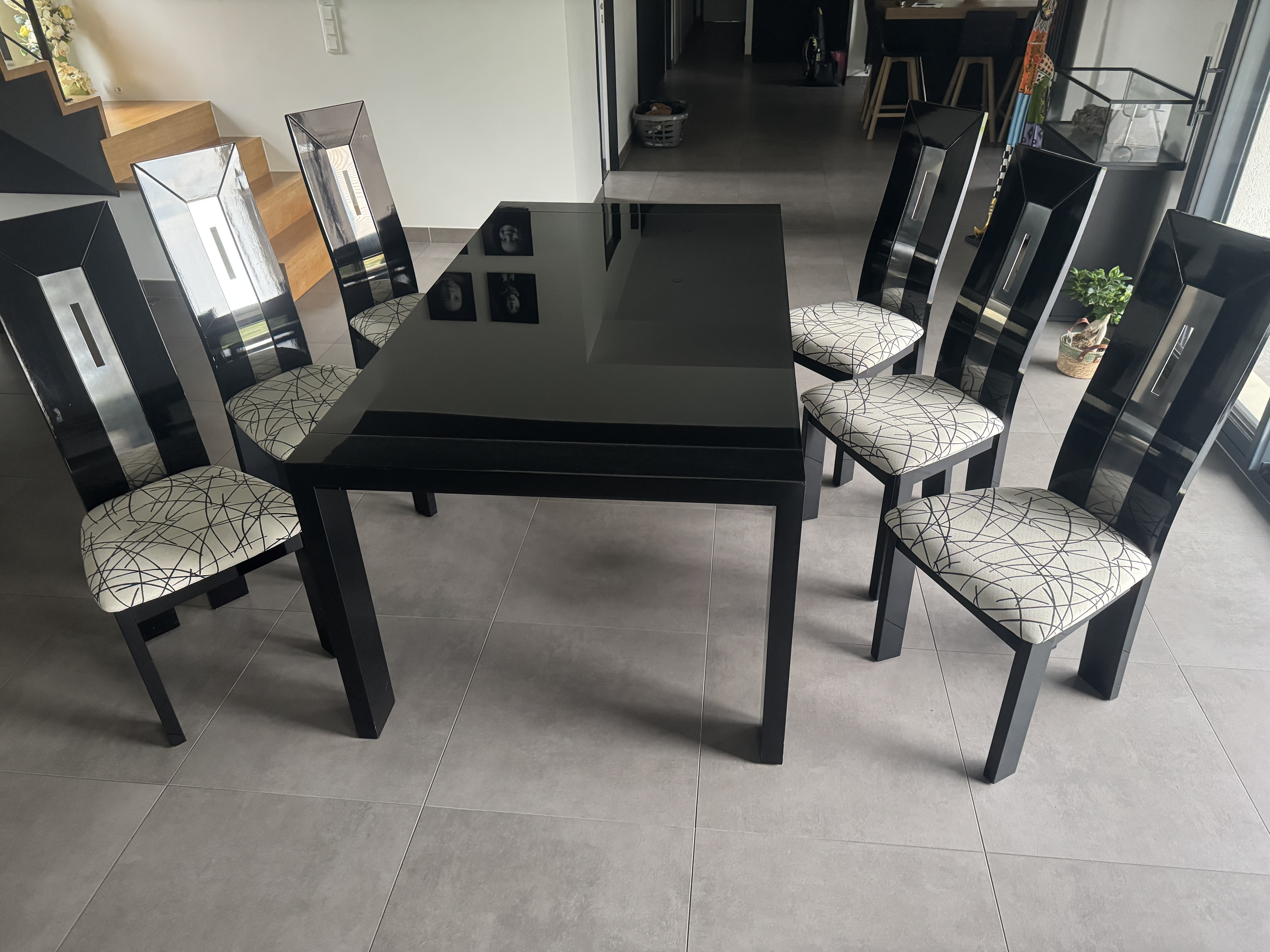 Table en verre laqué noir avec rallonge et 6 chaises