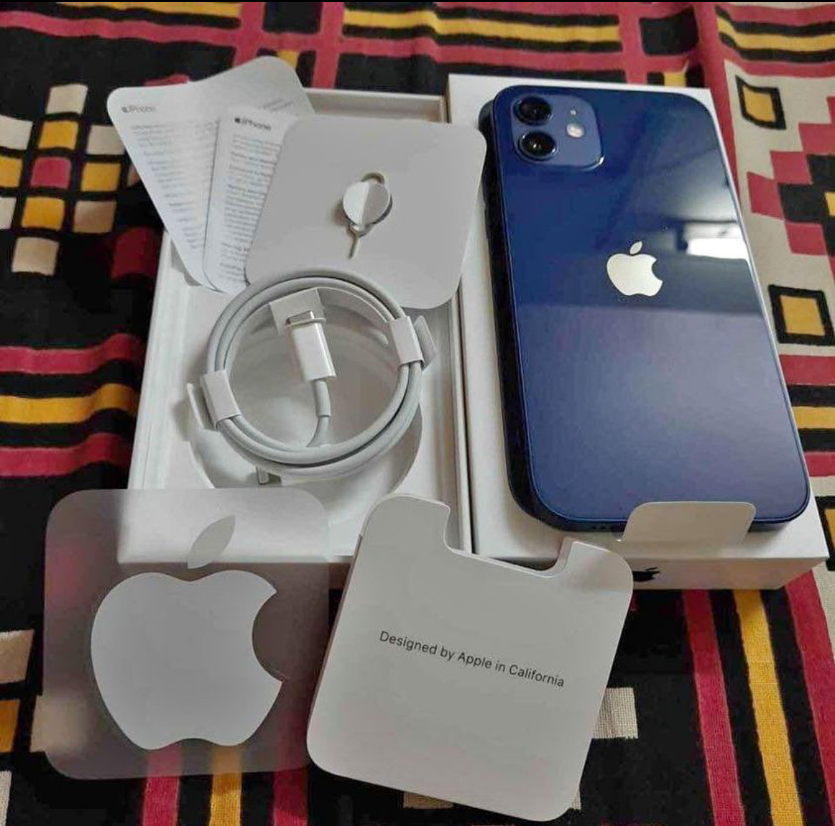 iPhone 12 bleu avec boîte et accessoires