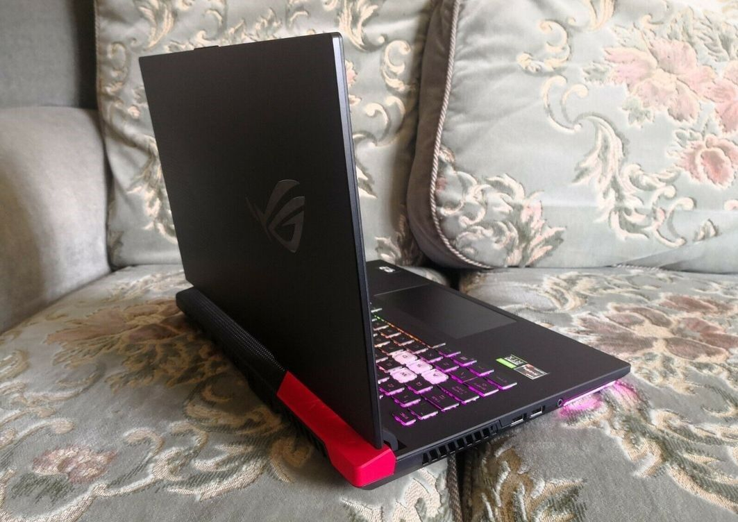 Asus rog strix scar 15 très propre sans aucun problème