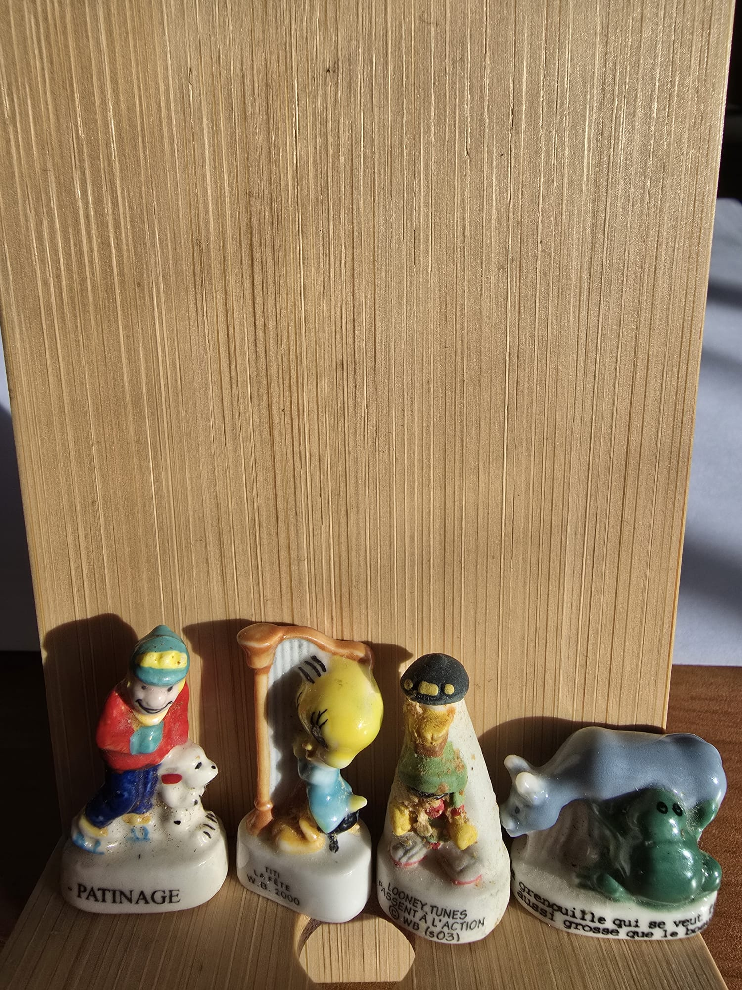 Lot de 20 pièces Disney miniatures en porcelaine - Miniature 2