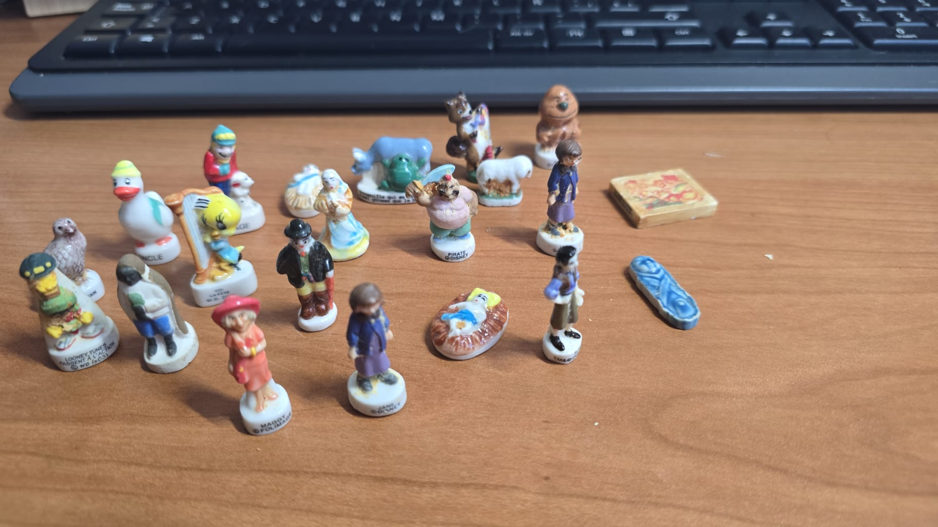 Lot de 20 pièces Disney miniatures en porcelaine