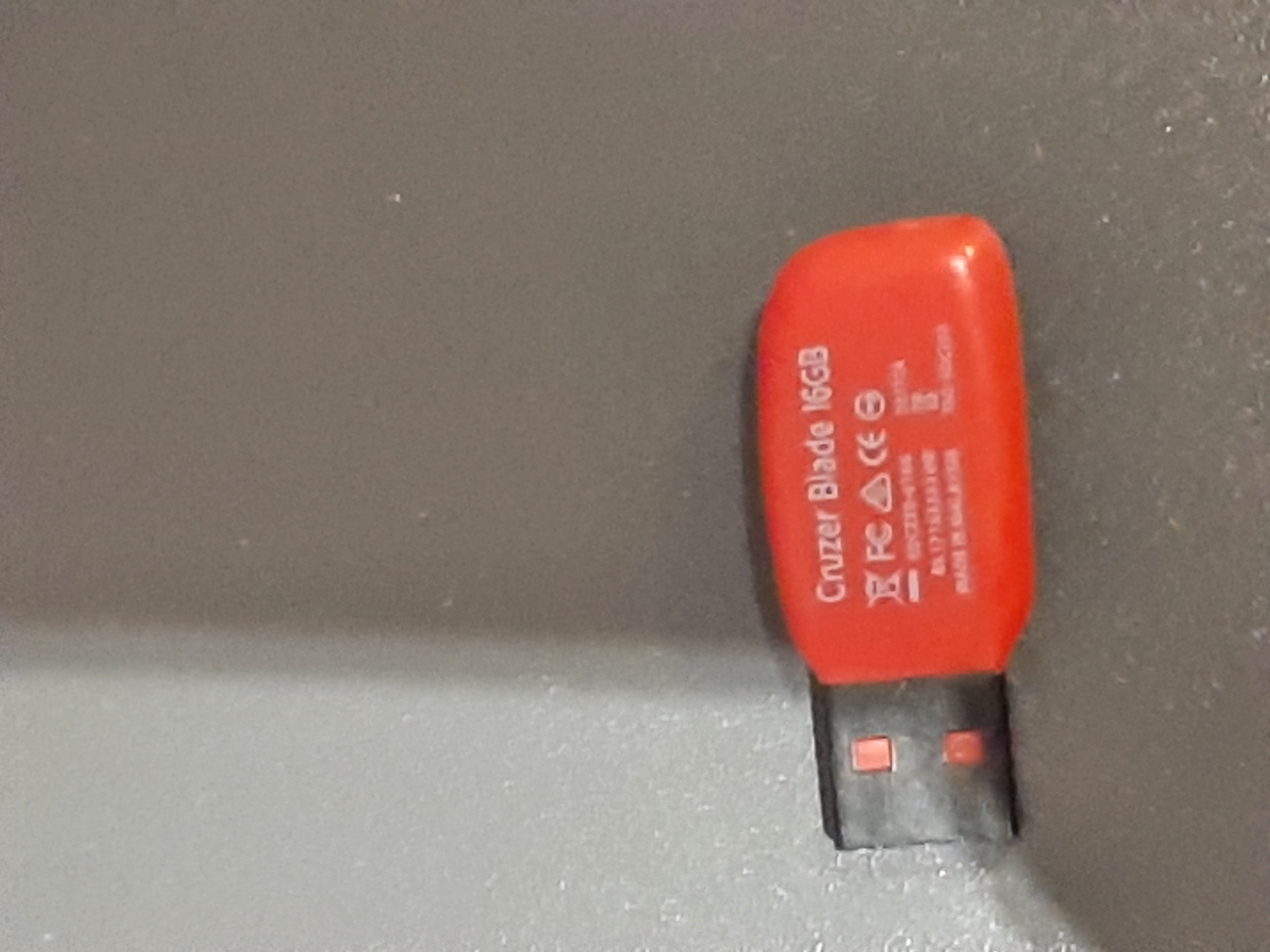 je vends la clé usb 16go comme neuf jamais servi