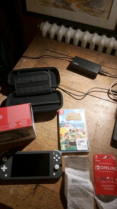 Nitendo switch grise neuve avec facture + animal crossing + boite pour la switch et les jeux