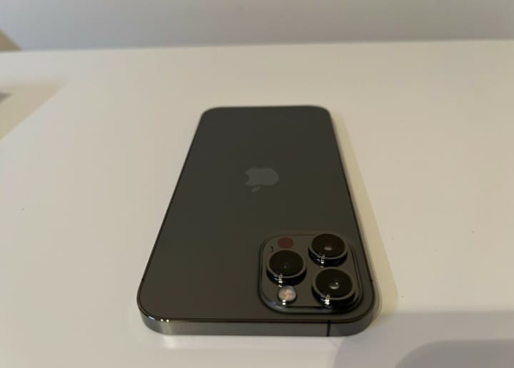 iPhone 12 pro max avec tout les accessoires - Miniature 2