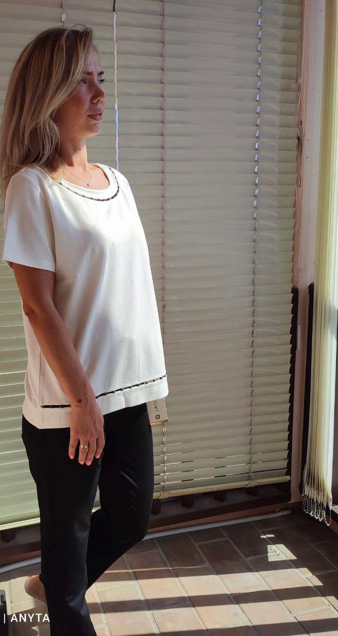 T-shirt noir ou blanc.