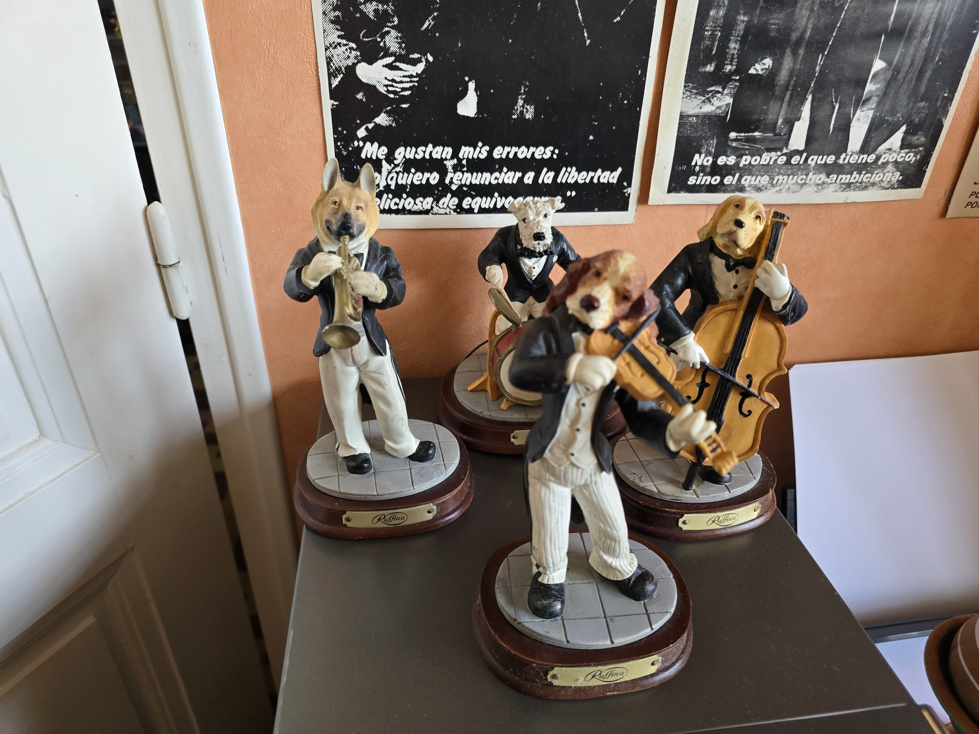 Lot de 4 figurines de chiens Rufino en parfait état