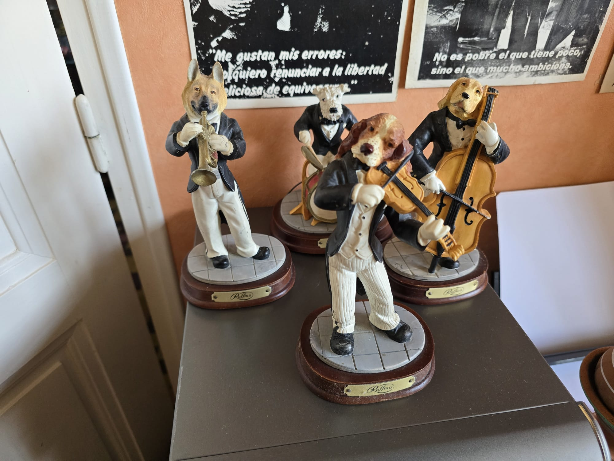 Lot de 4 figurines de chiens Rufino en parfait état - Miniature 3