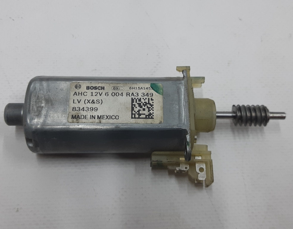 Mécanisme d'entraînement par moteur électrique pour le réglage de la longueur de la colonne de direc