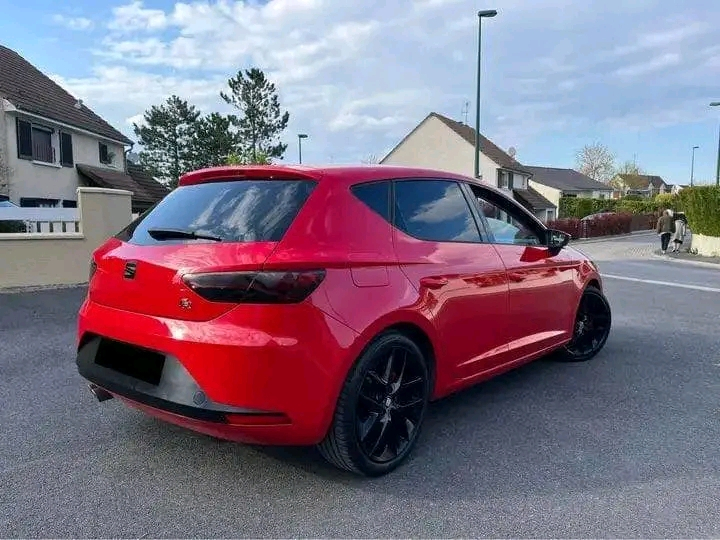 Voiture rouge en mode (scorpion) - Miniature 6