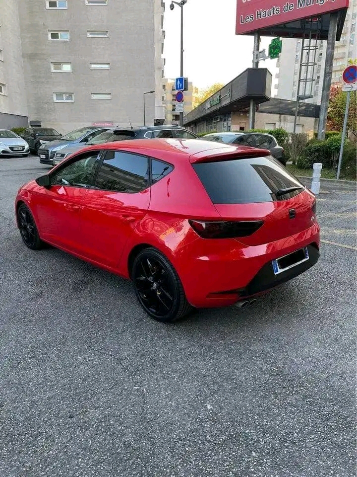 Voiture rouge en mode (scorpion) - Miniature 3