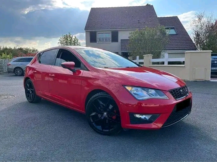 Voiture rouge en mode (scorpion) - Miniature 5