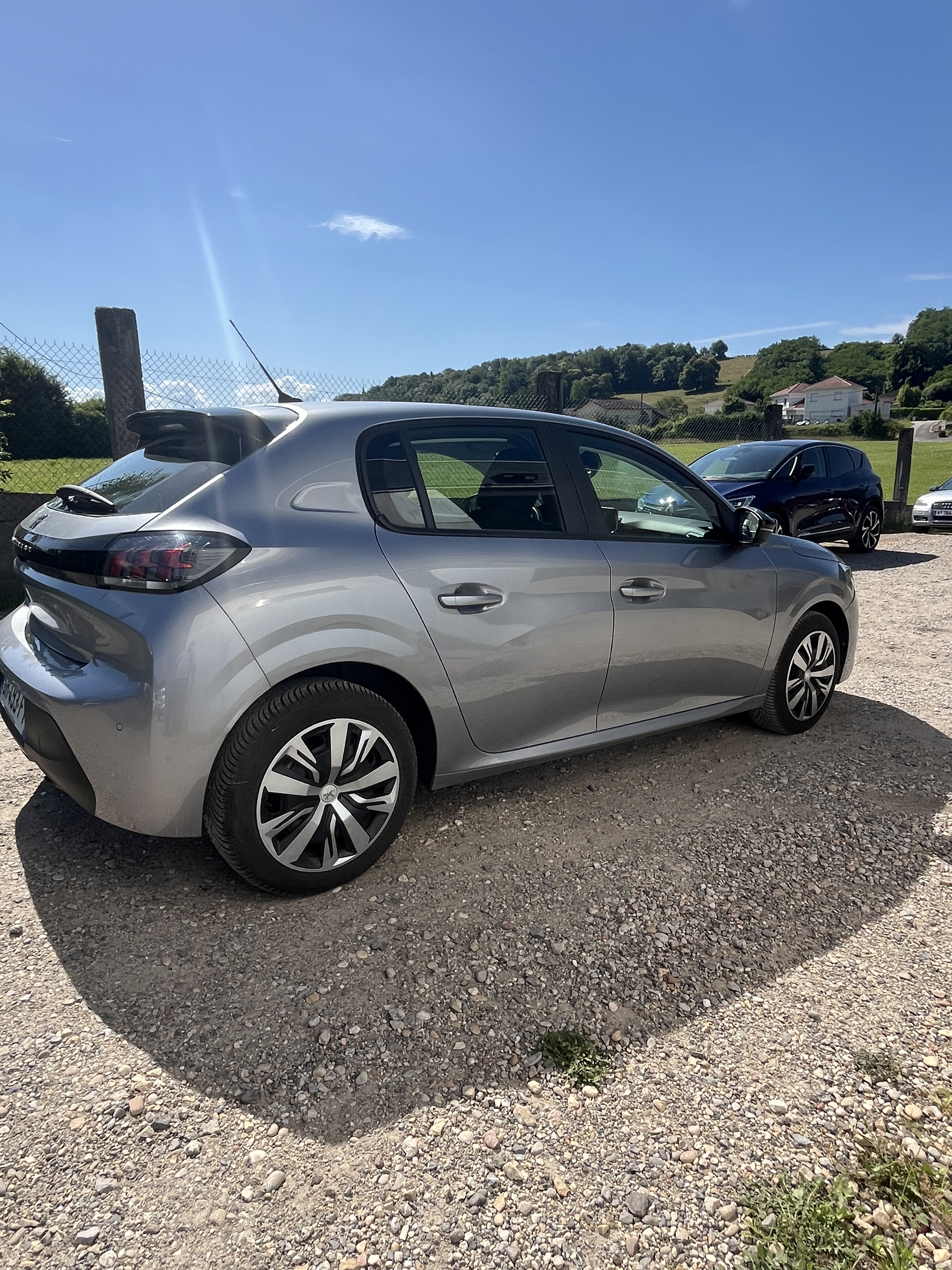 Peugeot 208 1.5 BlueHDi 100 en bon état - Miniature 4