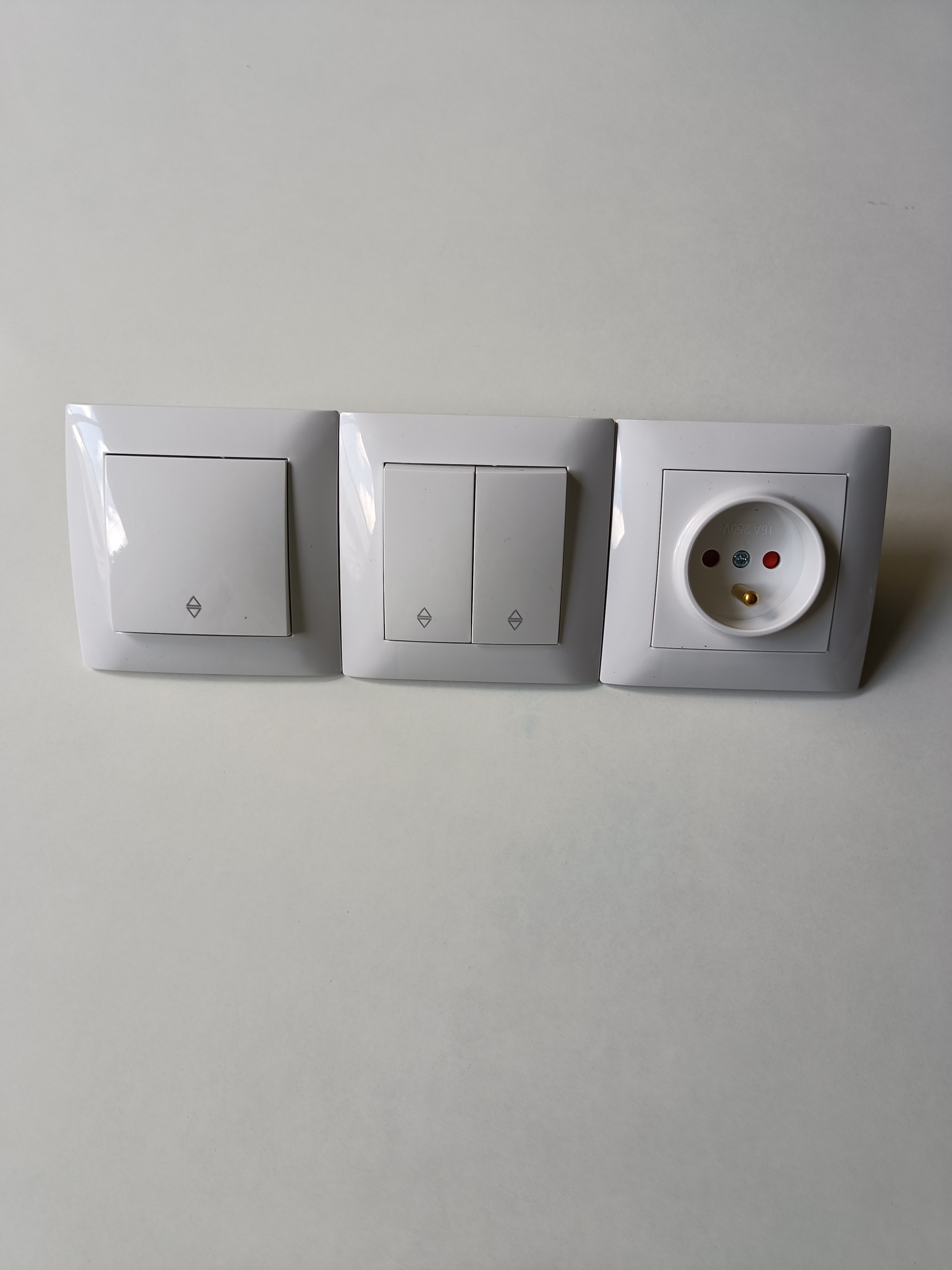 Lots de prise et interrupteurs va et vient simples et doubles - Miniature 3