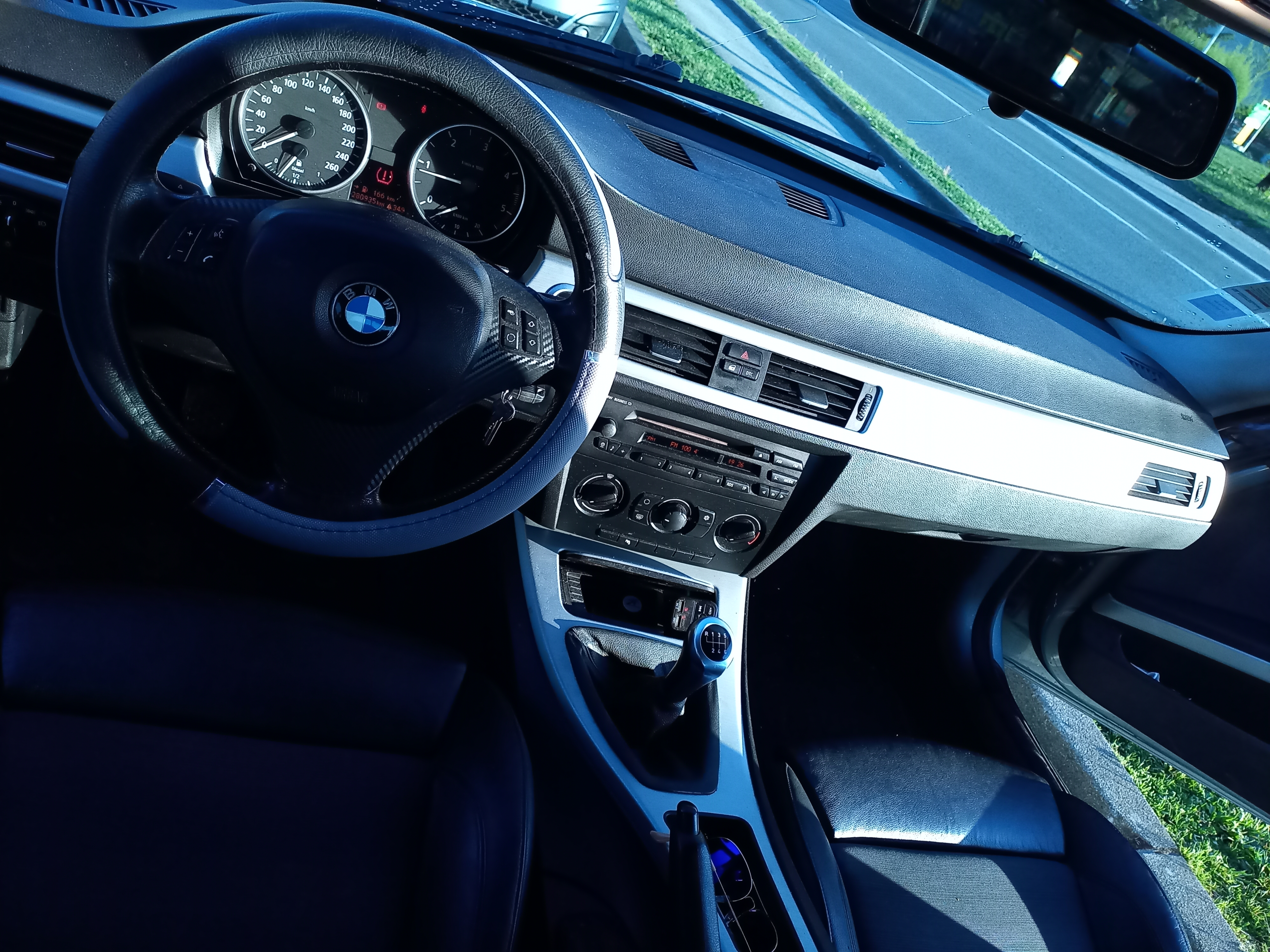 Voiture BMW 320 Serie 3 - Miniature 2