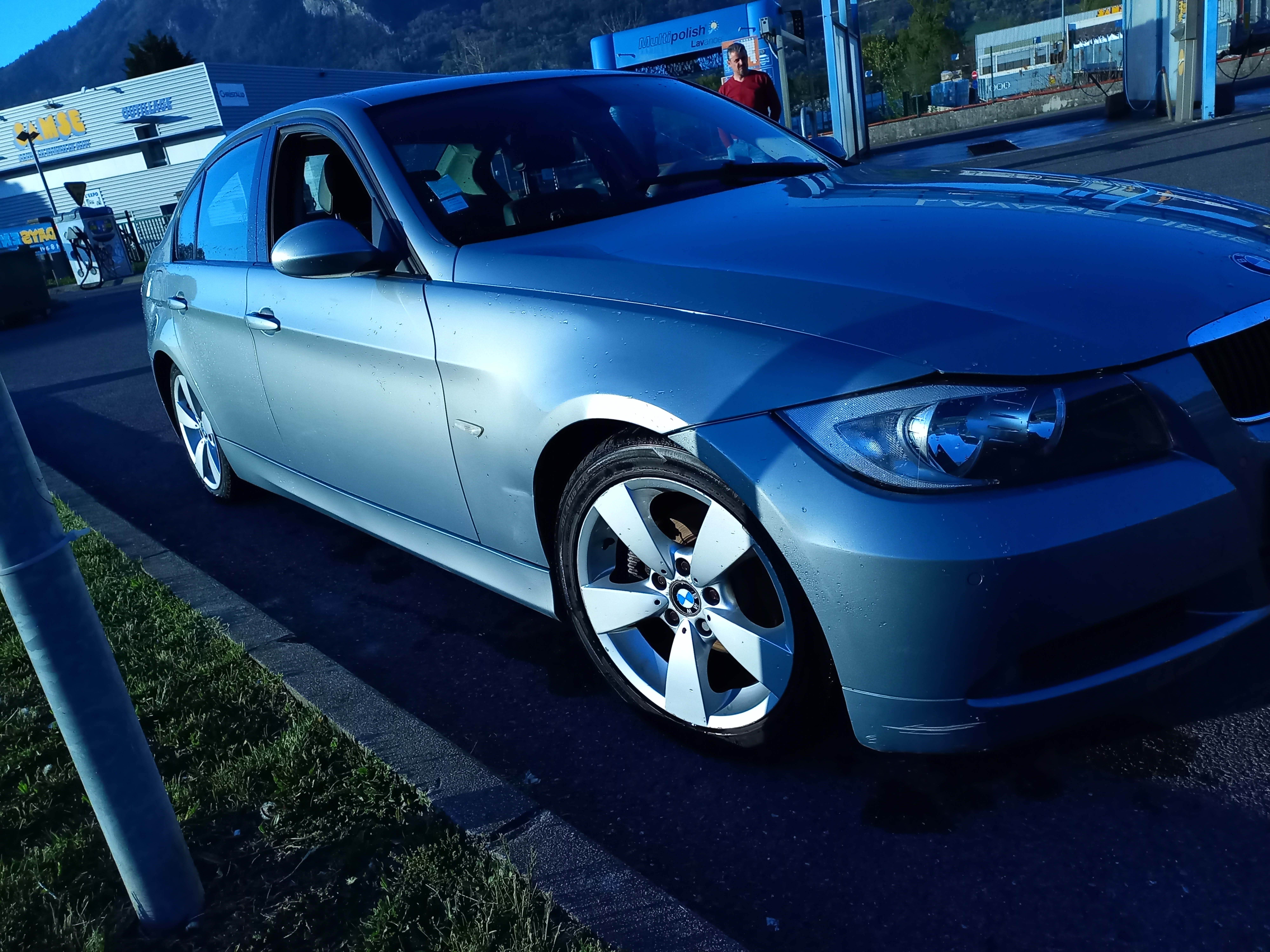 Voiture BMW 320 Serie 3 - Miniature 4