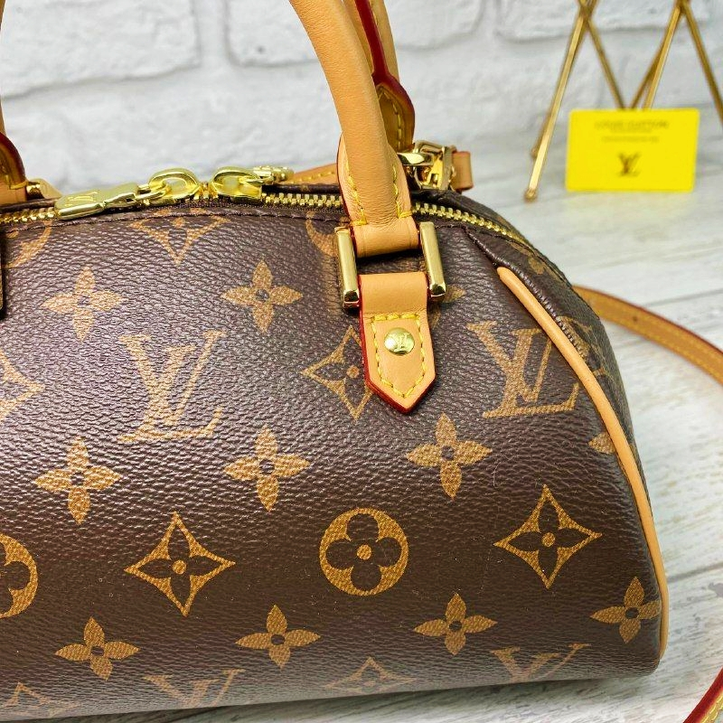 Louis Vuitton
MONTORGUEIL LEATHER HANDBAG