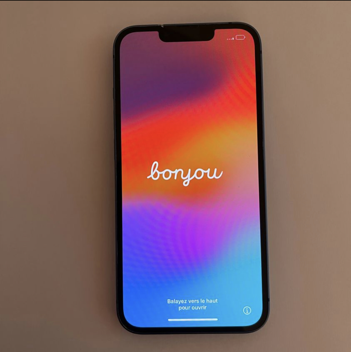 iPhone 13 + facture et accessoires