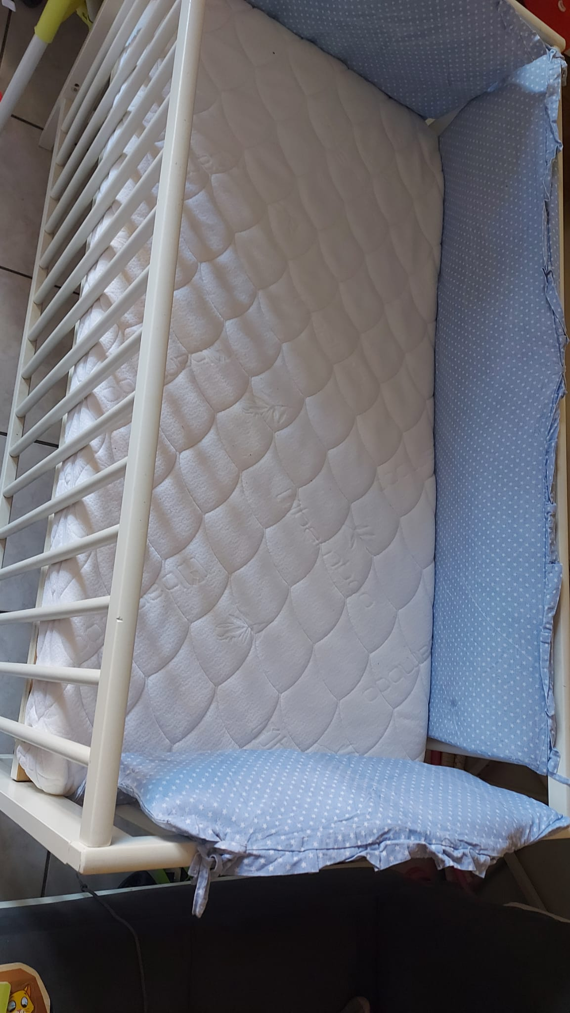Lit à barreaux enfant 60x120 avec matelas et tour de lit