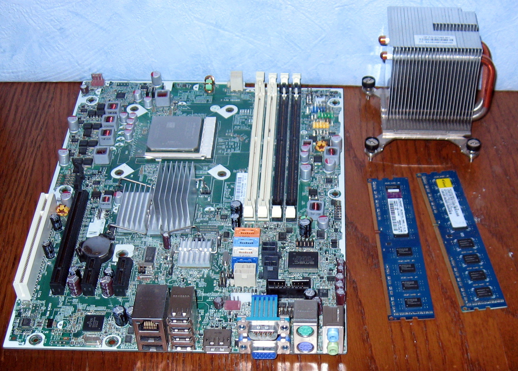 Carte mère HP avec RAM, processeur et autres composants - Miniature 6