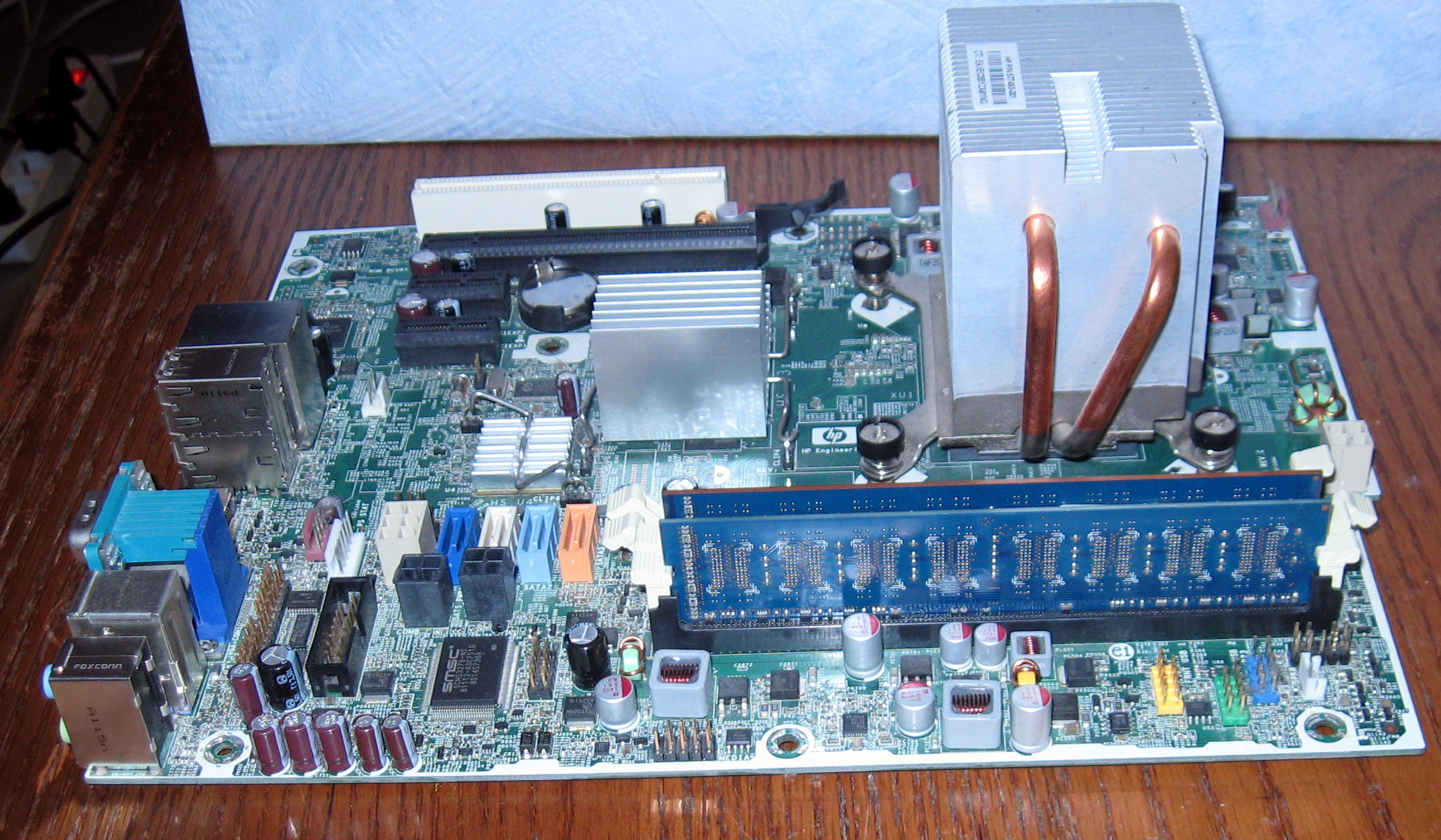 Carte mère HP avec RAM, processeur et autres composants - Miniature 9